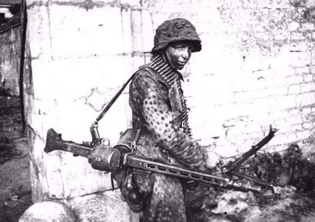 Xạ thủ súng máy MG42 ở Caen, Pháp năm 1944. Nguồn ảnh: WHS