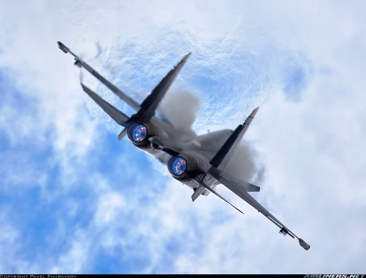 Một điểm mạnh nữa trên Su-30SM mà chắc chắn rằng tiêm kích Su-30SME gần như sẽ được thừa hưởng là cặp động cơ tuabin phản lực AL-31FP có tính năng quý giá tích hợp vòi phun có thể chuyển động đem lại khả năng cơ động cao trong không chiến. Mà thực tế, chiếc Su-30SM ở Malaysia đã giúp quan khách thưởng ngoạn tính năng thao diễn đỉnh cao. Nguồn ảnh Airlines.net