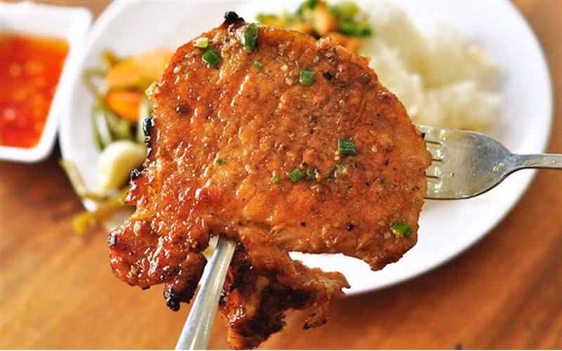Trước tiên, bạn ngâm số sườn với nước coca cola trong khoảng 15-20 phút. Sau đó, bạn lấy giấy thấm sườn rồi ngâm với hỗn hợp gia vị còn lại trong khoảng 3 tiếng đồng hồ. Lưu ý: Bạn đừng nên gộp chung công đoạn ướp với coca cola với công đoạn ngâm với số gia vị còn lại. Ảnh Cooky.