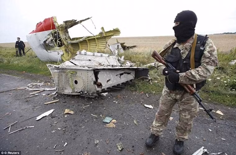 Ngày 17/7/2014, chiếc máy bay Malaysia Airlines số hiệu MH17 chở 298 người, phần lớn là người Hà Lan, đã bị bắn rơi trên bầu trời miền đông Ukraine trong lúc di chuyển trên hành trình từ Amsterdam về Kuala Lumpur. Ảnh: Dân quân đòi ly khai đang canh gác tại khu vực hiện trường chiếc máy bay rơi hồi năm 2014.