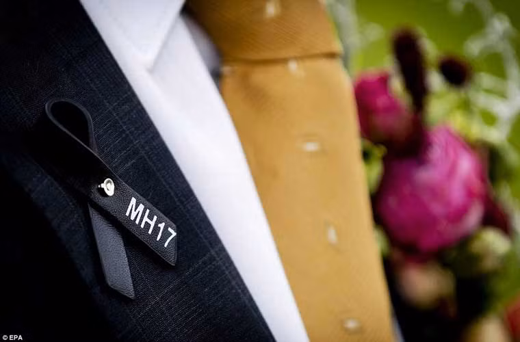 Người thân một nạn nhân MH17 đeo huy hiệu đen để tưởng nhớ các nạn nhân. Ảnh chụp ở thị trấn Vijfhuizen gần sân bay Schiphol (Amsterdam), nơi máy bay xấu số cất cánh.