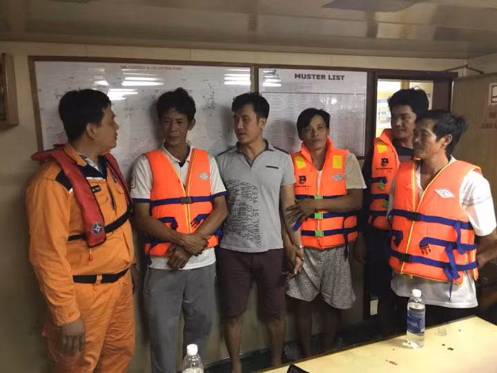 Các thành viên tàu cá được cứu sống thành công.