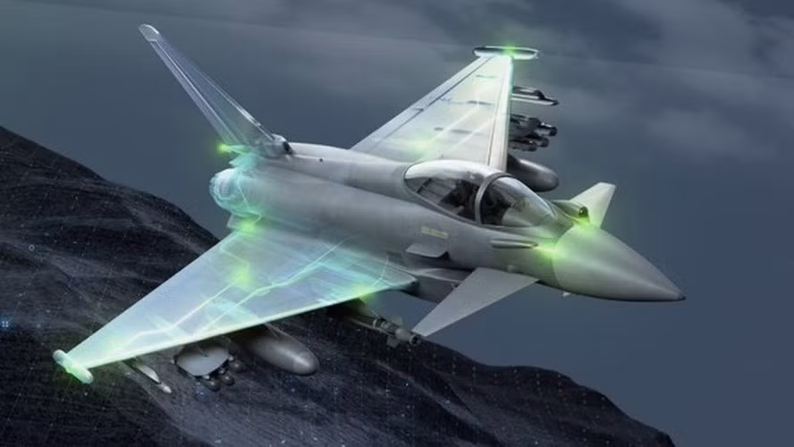 Trong cận chiến, EF-2000 Typhoon có thể sử dụng tên lửa đối không tầm ngắn IRIS-T, AIM-9, AIM-132 và tên lửa tầm trung - xa AIM-120 và MBDA Meteor.