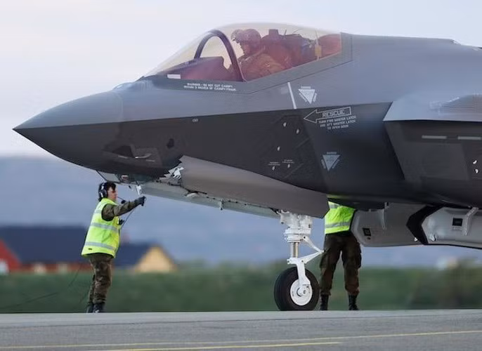 Vào tháng 11/2008, Bộ Quốc phòng Na Uy tuyên bố tiêm kích tàng hình F-35 Lightning II đã chiến thắng trong cuộc đấu thầu cung cấp chiến đấu cơ thế hệ mới cho không quân nước này.