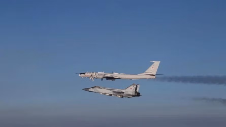 Trong phi vụ hộ tống trên, ngoài tiêm kích F-35A của không quân Na Uy còn có cả chiến đấu cơ Eurofighter Typhoon của không lực hoàng gia Anh hỗ trợ.