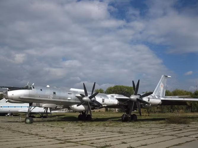 Phi hành đoàn của Tu-142 gồm 9 người, có chỉ huy, phó chỉ huy, hoa tiêu, kỹ sư, nhân viên phụ trách thiết bị dò tìm.