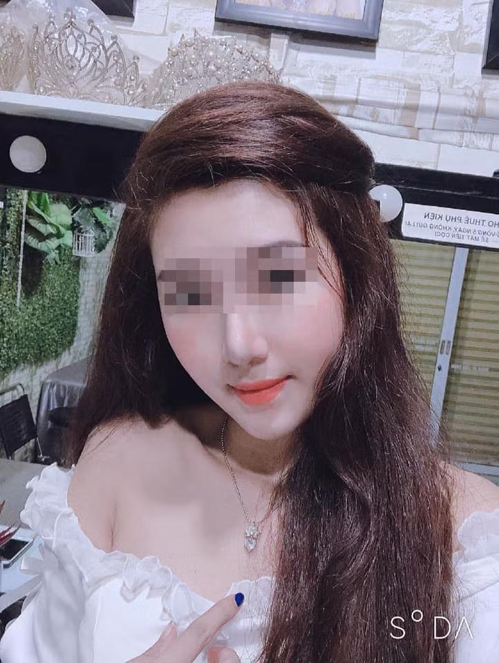 Lúc ngồi trong ôtô, Châu đòi kiểm tra điện thoại của bạn gái nhưng thiếu nữ không cho. Châu cho rằng bạn gái có quan hệ với người khác nên ghen tuông.