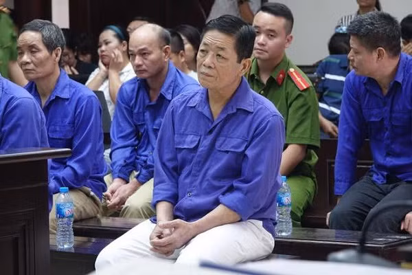 Ngày 26/7/2019, Tòa án Nhân dân TP Hà Nội đã tuyên án đối với bị cáo Nguyễn Kim Hưng (tức Hưng "kính") và 4 đàn em gồm Nguyễn Hữu Tiến, Lê Thanh Hải, Nguyễn Mạnh Long, Dương Quốc Vương ra xét xử trong vụ án Cưỡng đoạt tài sản của tiểu thương chợ Long Biên.