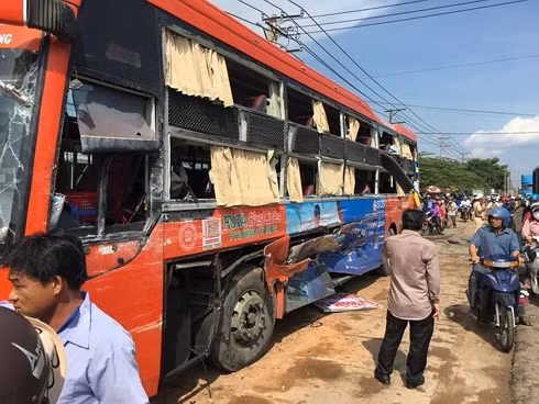  4. Xe đầu kéo va chạm kinh hoàng với xe Phương Trang, hành khách hoảng loạn, khoảng 15h ngày 31/3, xe khách Phương Trang biển số TP HCM lưu thông trên quốc lộ 1, hướng từ Bình Thuận đi TP HCM. Khi đi tới địa bàn xã Xuân Tâm (huyện Xuân Lộc), xe khách này va chạm với xe đầu kéo.