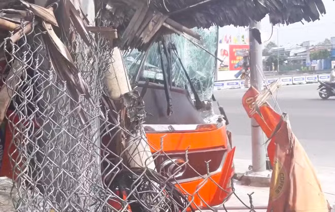 Sau tiếng va chạm kinh hoàng phát ra, mọi người liền chạy ra xem thì phát hiện xe khách Phương Trang đang lao lên lề đường tông gãy trụ điện phía trước một quán ăn rồi mới dừng lại.
