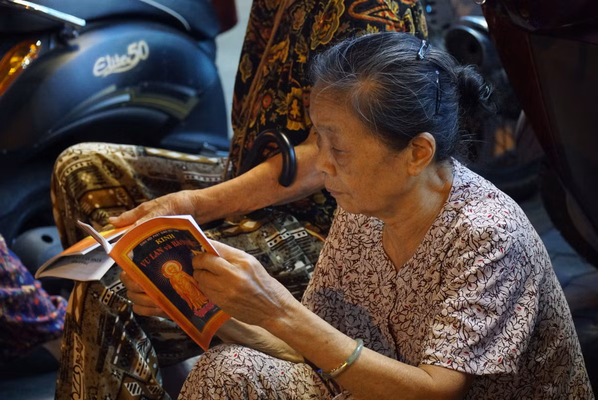 Phật tử đọc Kinh Vu Lan và Kinh Báo Ân, dạy về đạo hiếu thảo của Phật giáo
