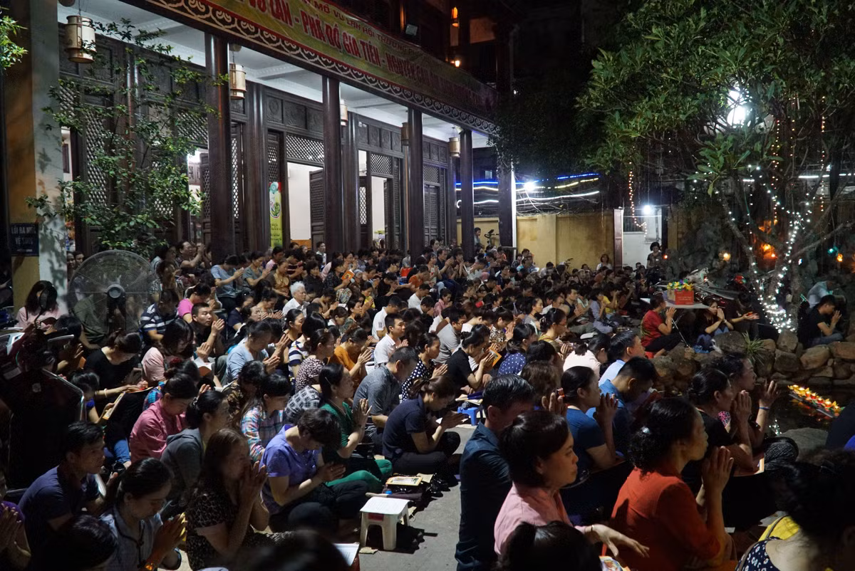 Khoảng 19h, phía bên trong chùa Phúc Khánh đã chật kín người