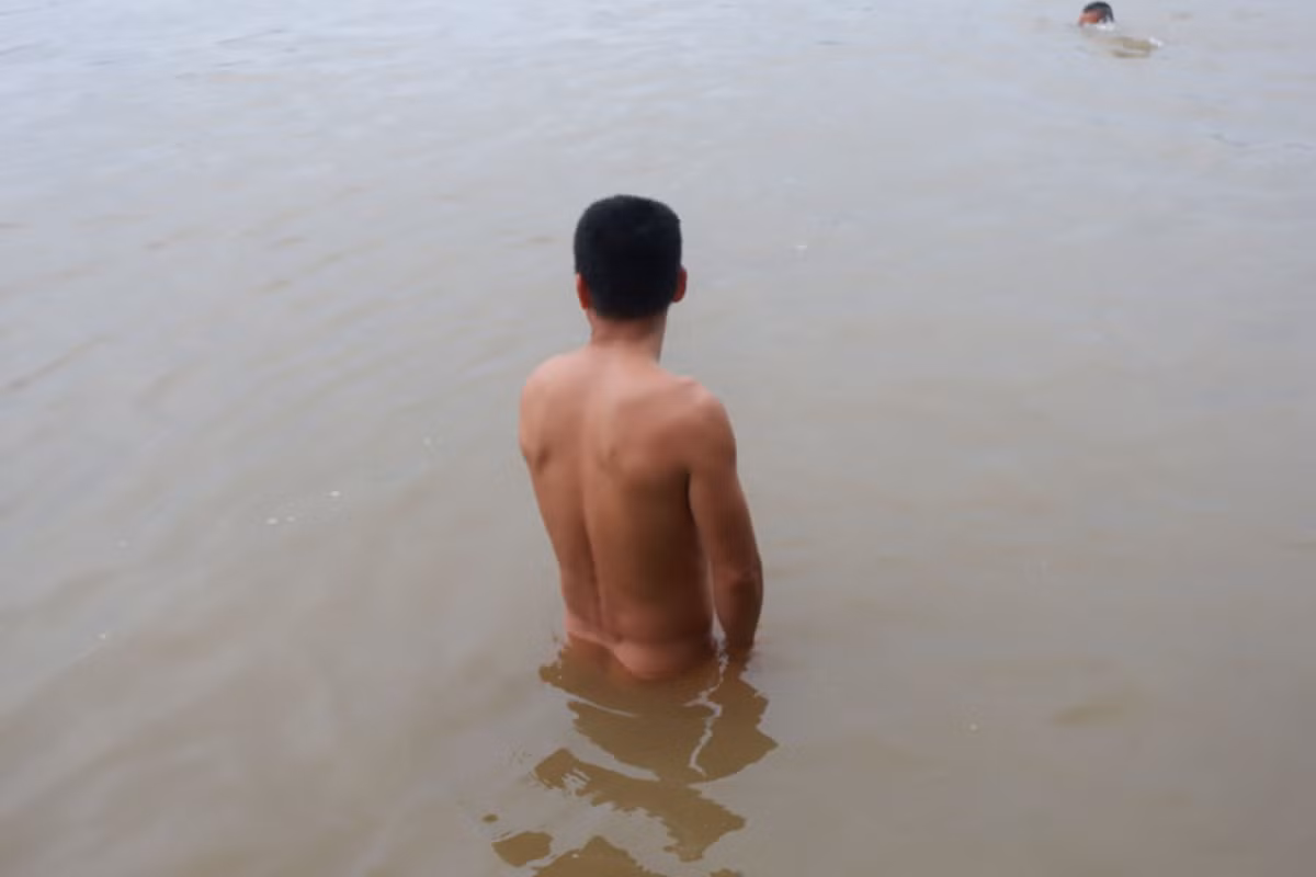 Ông Khôi cho biết thêm: "Tắm ở đây rất có lợi cho sức khỏe. Đặc biệt, nơi này, tôi chưa thấy xảy ra trường hợp nào về trộm cắp, mại dâm, cờ bạc... không vi phạm pháp luật, mục đích chính là để tắm, luyện tập, thì làm sao lại xử phạt chúng tôi?"