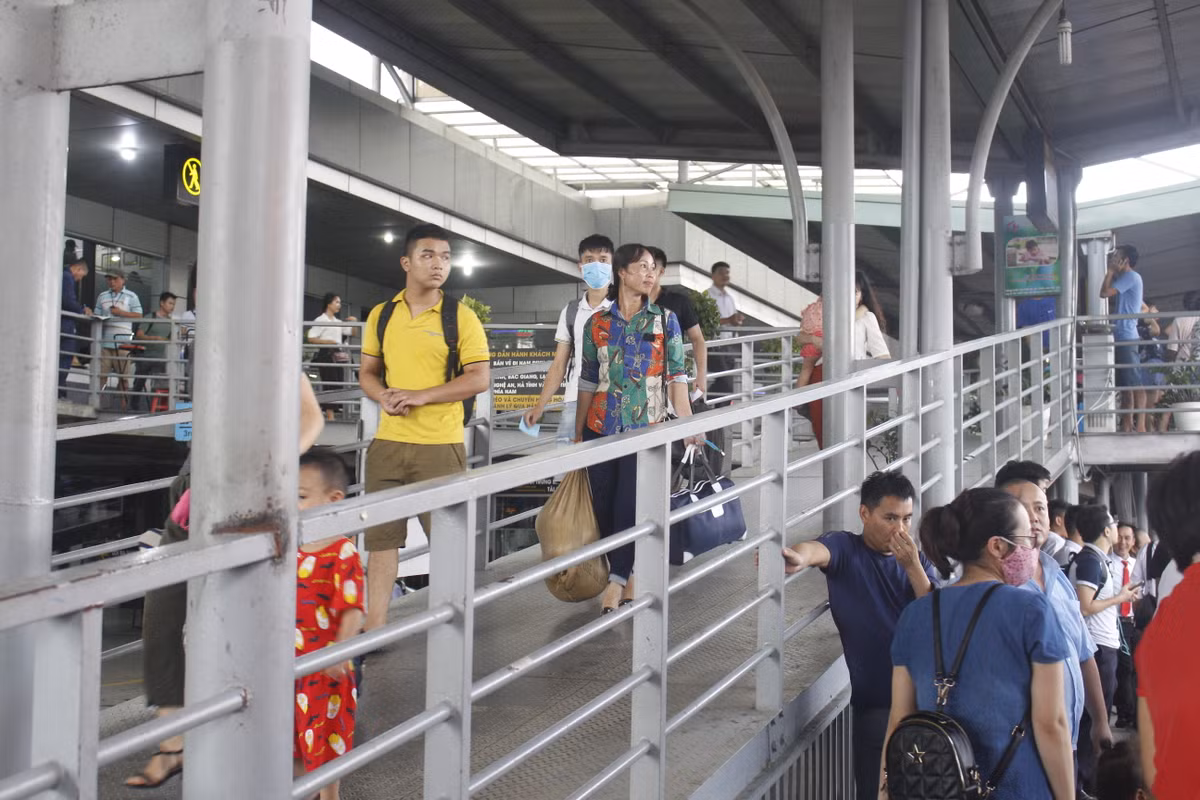 Cuối chiều, lượng khách ngày càng đông để ra bến về quê.