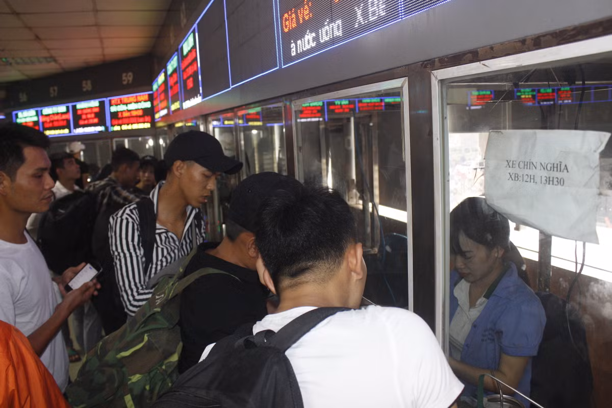 Hàng khách xếp hàng kín ki ốt bán vé.