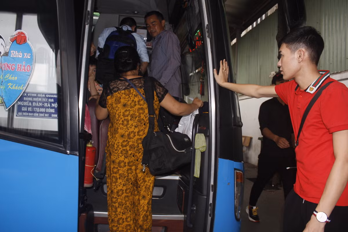 Theo thông tin từ Bến xe Nước Ngầm, các tuyến như Nghệ An, Hà Tĩnh, Nam Định, Thanh Hóa... có lượt khách tăng nhiều nhất.