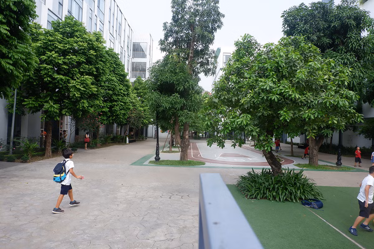 Khung cảnh bên trong ngôi trường