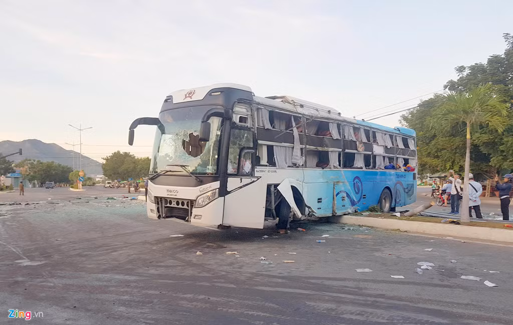 Theo nhân chứng, thời điểm xảy ra vụ tai nạn, xe khách biển số TP.HCM của hãng xe Phương Trang chạy hướng Nha Trang đi Đà Lạt. Khi qua ngã tư, xe này đã tông vào hông ôtô giường nằm biển số Phú Yên chạy trên quốc lộ 1.