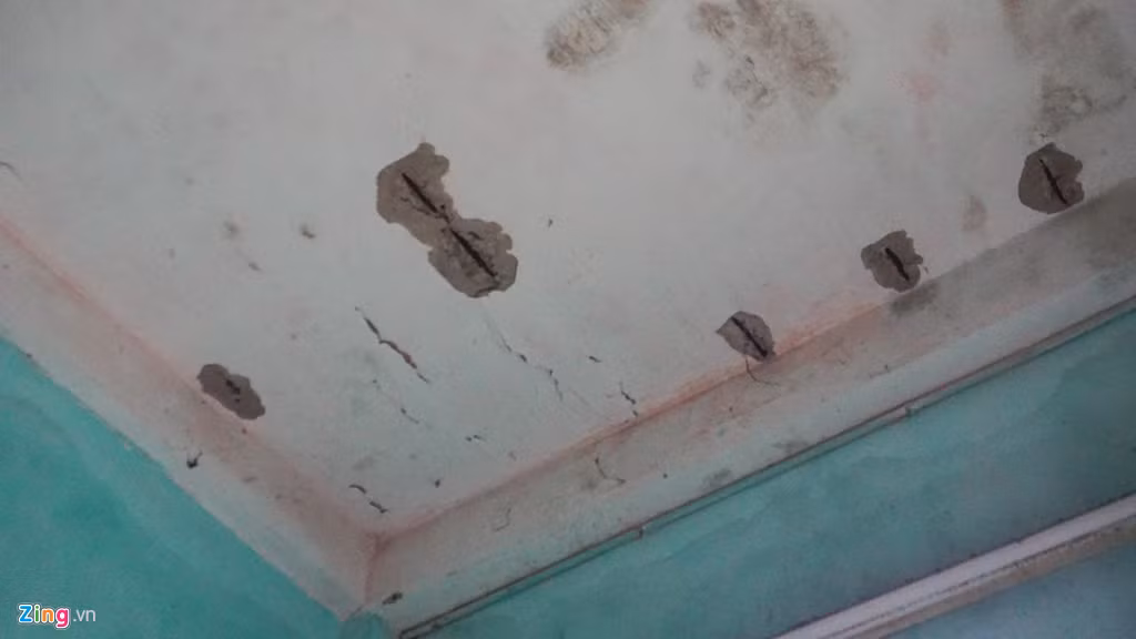 Trần nhà của nhiều căn hộ bị bong tróc lớp hồ phía ngoài, lộ thiên những cây thép bên trong. Theo lời của nhiều người dân, nhiều đêm họ đang ngủ thì bị các lớp vôi vữa bong ra rồi rơi xuống nền nhà.