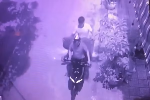 2 kẻ trộm pho tượng trầm hương trị giá 200 triệu trong tích tắc 2 ke trom pho tuong tram huong tri gia 200 trieu trong tich tac
