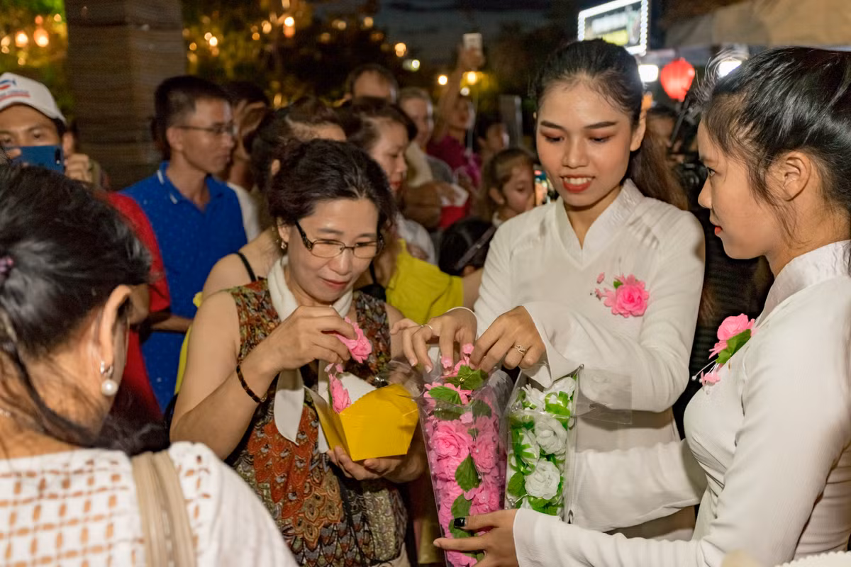 Dem Vu Lan bao hieu: Du khach xuc dong khi duoc cai bong hong len nguc-Hinh-3