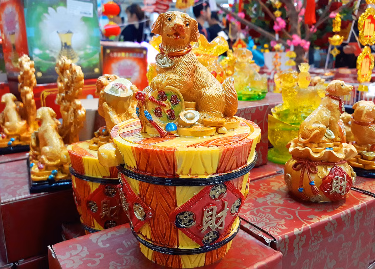 Hay chiếc hộp có nắp đậy gắn hình chú cún nhỏ đang giữ những đĩnh tiền xu.