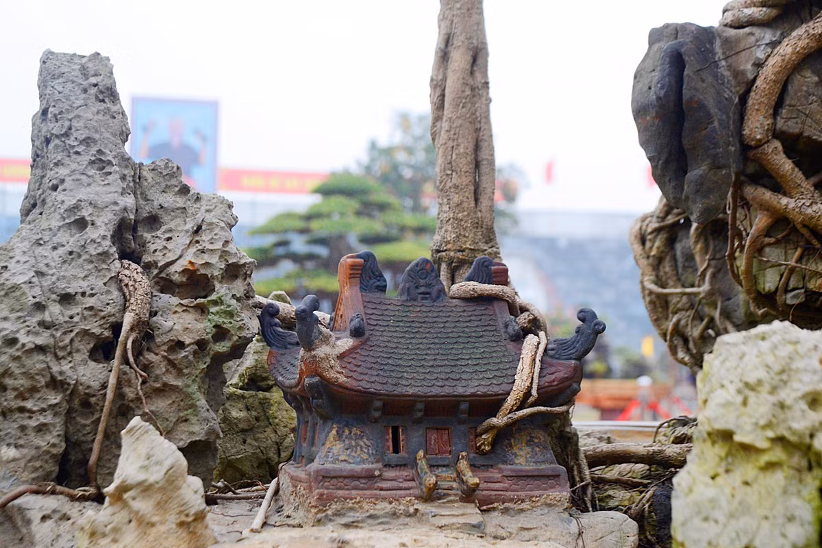 Và một ngôi chùa - tiểu cảnh nhỏ giúp cho tác phẩm "Độc long kim cương" tăng nét cổ - kỳ - mỹ.