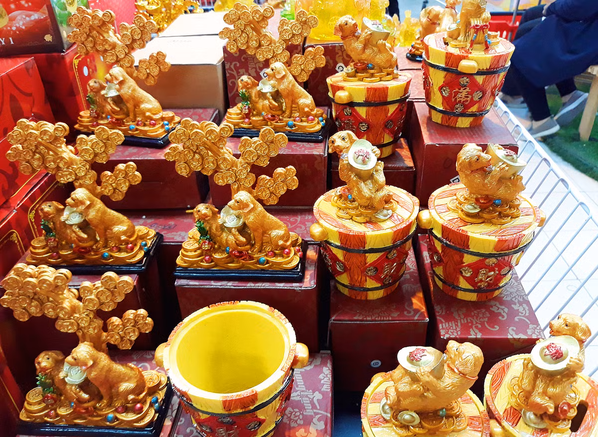 Hay những bức tượng "chó thần tài" được mạ vàng vô cùng nổi bật đang được rao bán với giá trên dưới 100.000 đồng.