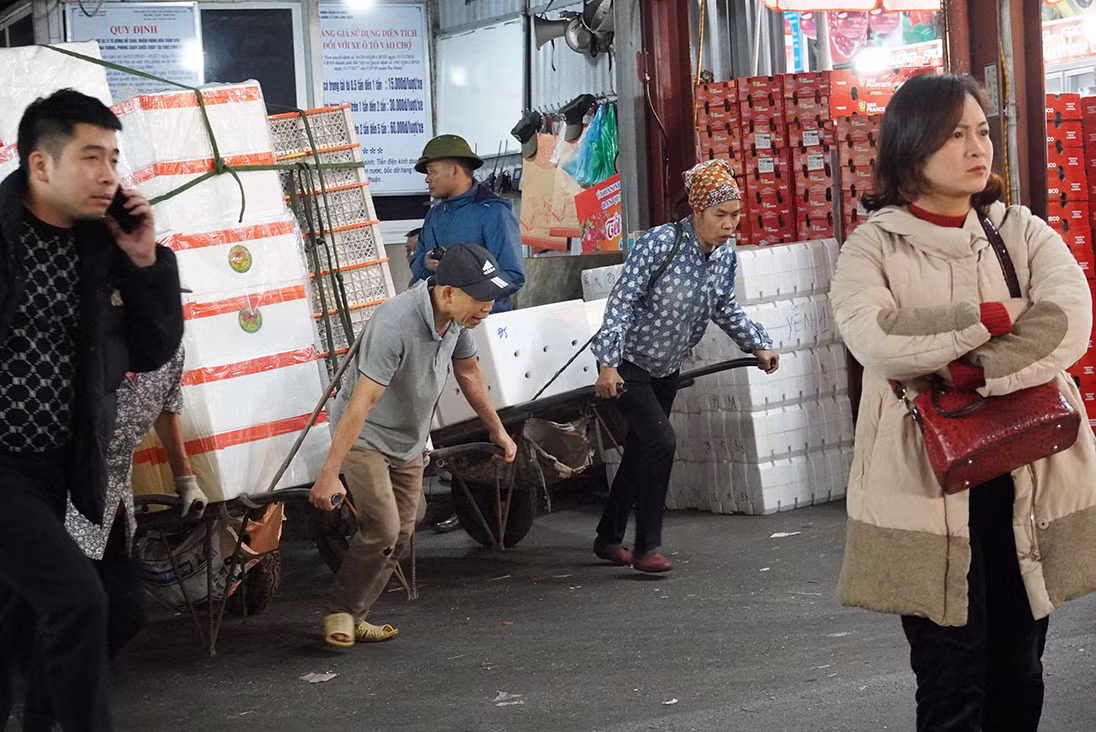 Nguoi lao dong miet mai trong cai ret de Tet am hon-Hinh-7