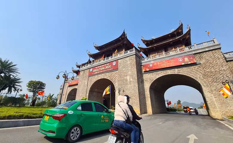 Theo Ban Quản lý chùa Tam Chúc, năm nay, lượng khách đến chùa tăng đáng kể so với những năm bị ảnh hưởng của dịch Covid-19. Đặc biệt, Khu du lịch Tam Chúc có thêm một điểm mới là “Phố cổ Tam Chúc”, nằm cách chùa khoảng 6km.