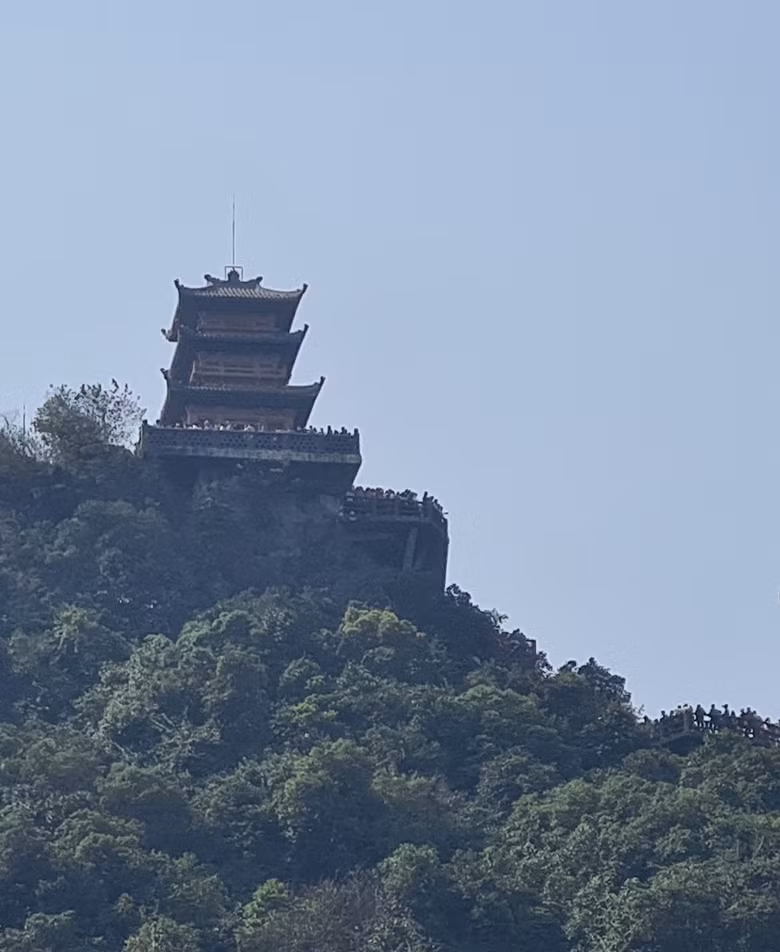 Du khách đã tới chùa Tam Chúc, ai cũng mong muốn lên đỉnh chùa Ngọc để ngắm cảnh từ trên cao.
