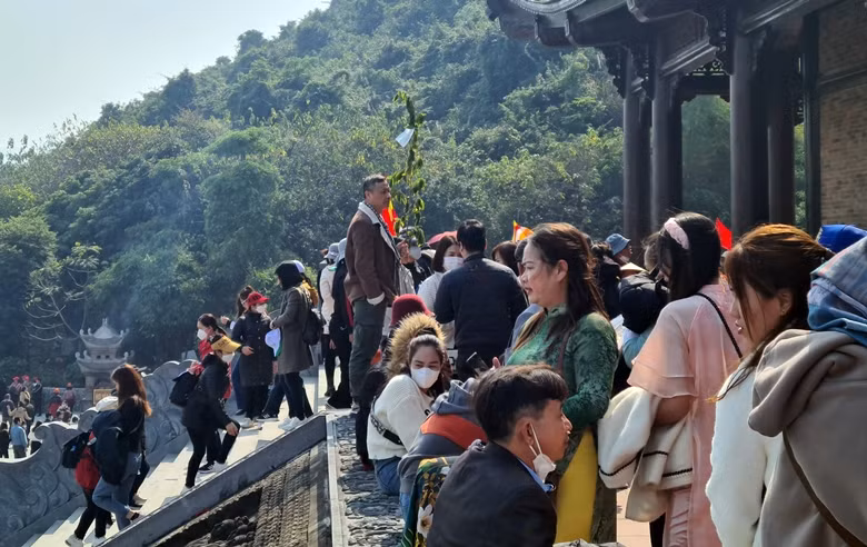 Du khách đến chùa Tam Chúc khá đông, nhưng không rơi vào cảnh phải chen chúc trong ngày mùng 8 Tết.