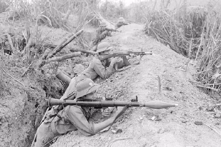 Và trong cuộc Chiến tranh Biên giới 1979, súng chống tăng B41 là một trong những vũ khí đặc biệt hiểu quả giúp quân và dân ta bẻ gãy các cuộc tấn công của xe tăng Trung Quốc trên khắc các mặt trận. Và cũng trong cuộc chiến này đã có hơn 200 trong tổng số 550 xe tăng Trung Quốc tham chiến bị các loại vũ khí chống tăng của ta loại khỏi vòng chiến. Nguồn ảnh: TTXVN.