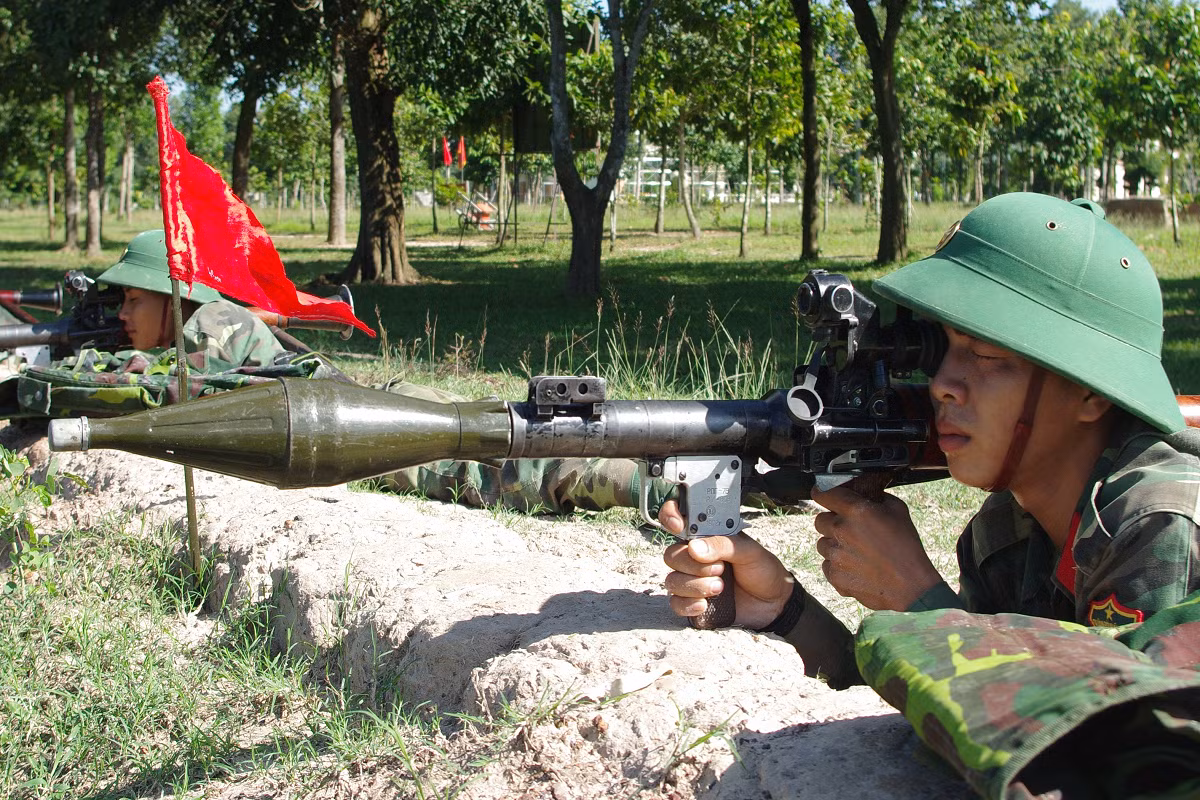 Súng dài 953 mm khi không đạn và 1,340 mét với đạn tiêu chuẩn PG-7. Trọng lượng của B41 khi không có đạn nặng 7,9 kg và đạn PG-7 nặng 2,25 kg. Nếu so sánh với các mẫu súng chống tăng hiện trọng lượng chiến đấu lên đến 10kg và dài tới 1.3m của B41 có phần hơi cồng kềnh, nhưng bù lại nó có thể hoạt động bền bỉ và liên tục trong mọi điều kiện chiến trường. Nguồn ảnh: QĐND.