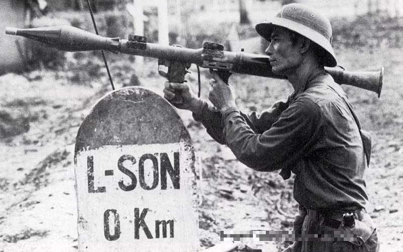 Là một trong những loại súng chống tăng không giật cá nhân xuất hiện trong cuộc Kháng chiến Chống Mỹ cũng như hai cuộc chiến tranh bảo vệ biên giới sau đó, súng chống tăng RPG-7 của Liên Xô hay còn gọi là B41 được coi là một trong những thứ vũ khí chống tăng nguy hiểm bậc nhất của bộ đội Việt Nam trên chiến trường. Nguồn ảnh: TTXVN.