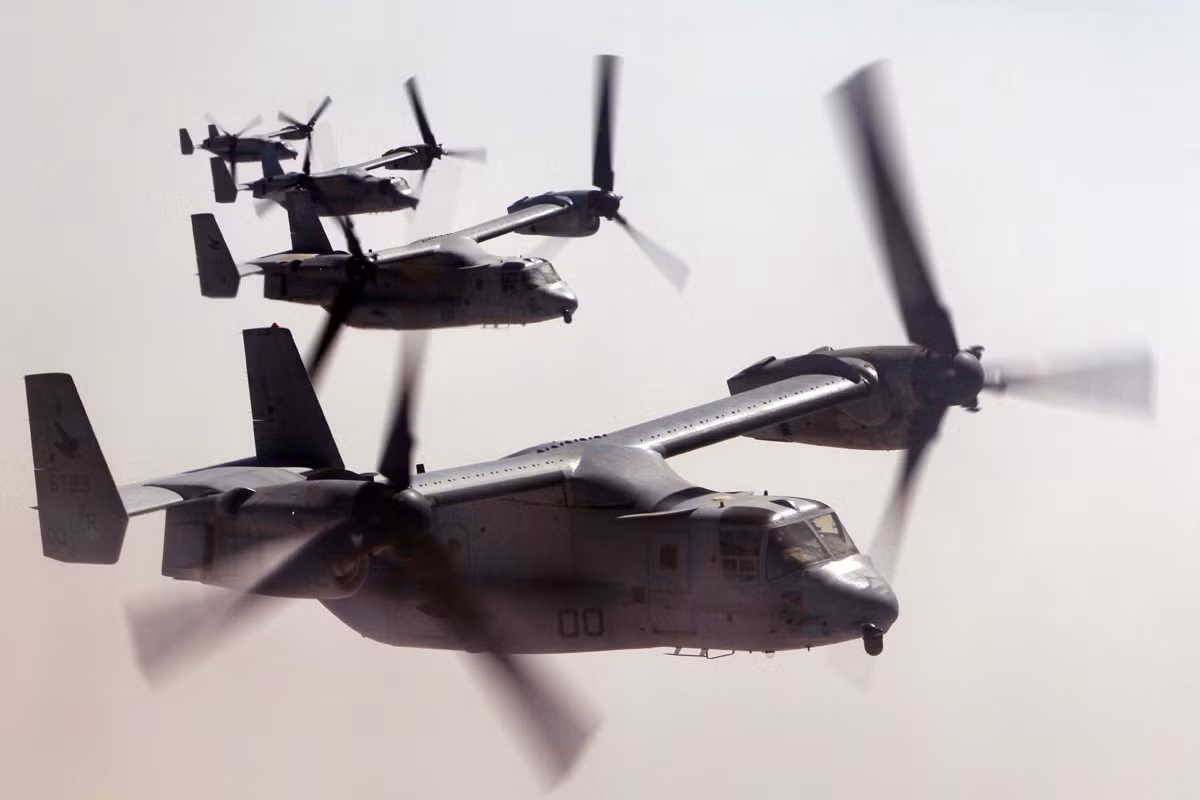 Khi bay hành trình, MV-22 xoay ngang cánh quạt cho phép nó hoạt động như máy bay cánh bằng dùng động cơ cánh quạt thông thường. Tốc độ tối đa của MV-22 lên tới 509km/h, đây là con số mà trực thăng thông thường chưa bao giờ đạt tới được. Nguồn ảnh: Wikipedia.