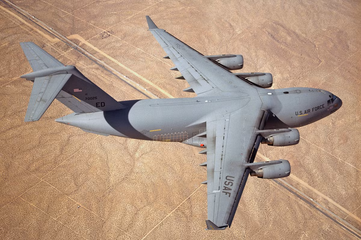 Theo tập đoàn Boeing, Không quân Mỹ đang vận hành khoảng 223 chiếc C-17 tại 12 căn cứ trong và ngoài nước. C-17 cùng với C-130 và máy bay vận tải quân sự hạng nặng C-5M Galaxy giúp Không quân Mỹ đảm bảo cầu hàng không chiến lược trong mọi tình huống trên toàn thế giới. Nguồn ảnh: Wikipedia.