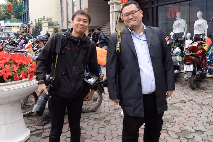 Hai phóng viên ảnh của hãng thông tấn Nhật Bản Kyodo News hứng khởi đến tham gia phản ánh về sự kiện.