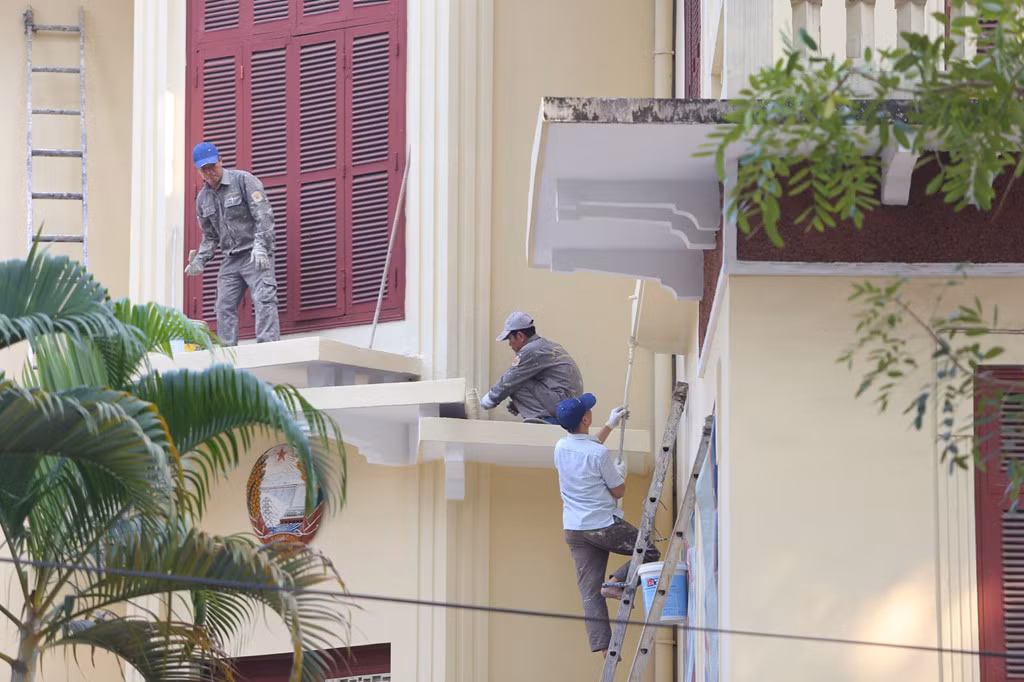 Đại sứ quán Triều Tiên tại Hà Nội cũng được sơn lại. Triều Tiên là một trong những nước thiết lập quan hệ ngoại giao sớm nhất với Việt Nam, từ đầu năm 1950.