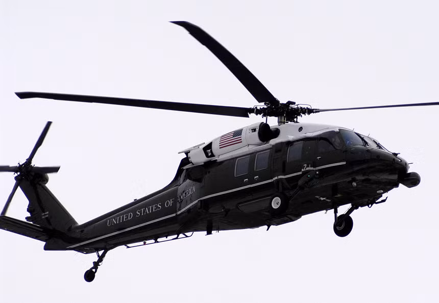 VH-60N có tốc độ tối đa 294 km/h, tốc độ hành trình 280 km/h, phạm vi hoạt động 1.184 km với nhiên liệu nội bộ. Marine One có thể tiếp tục bay ngay cả khi một trong 2 động cơ gặp sự cố. Tuy vậy, Thủy quân lục chiến Mỹ luôn kiểm tra trực thăng một cách rất tỉ mỉ để ngăn ngừa những sự cố tiềm năng. Nguồn ảnh: Hải quân Mỹ.