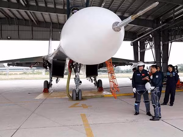 Phi công buồng trước và buồng sau hiệp đồng trước chuyến bay.