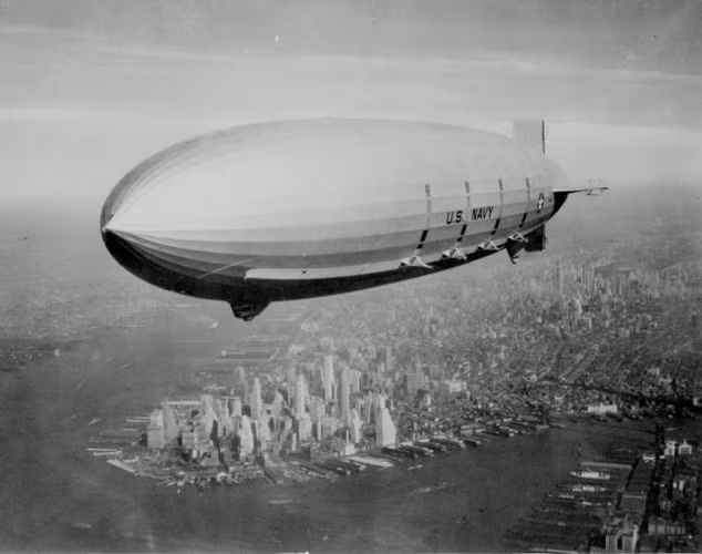 Tàu sân bay trên không cuối cùng của hải quân Mỹ USS Macon bay trên bầu trời New York khoảng năm 1933 – 1934.