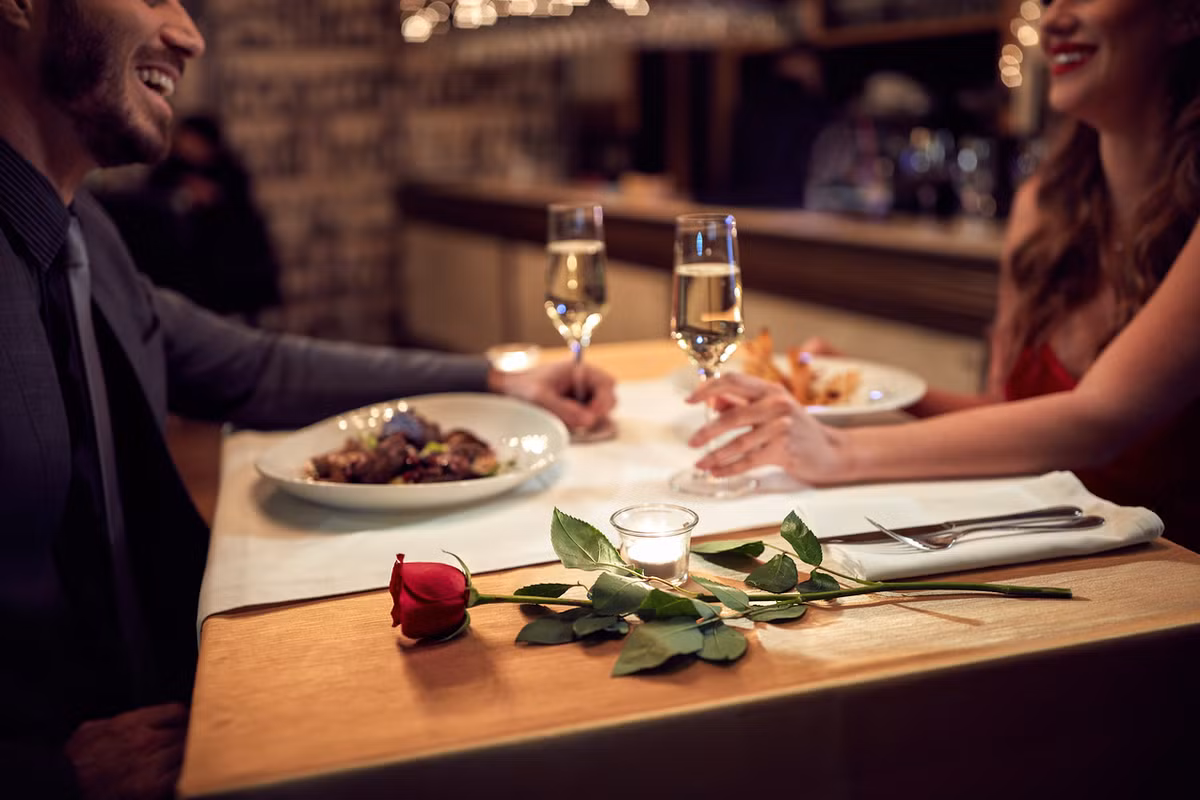Valentine 2019 tai My: 20,7 ty USD tien qua va 9 trieu loi cau hon