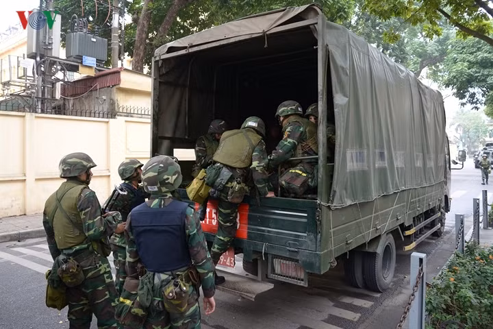 Xe thùng chở các quân nhân chốt giữ tại khu vực này.