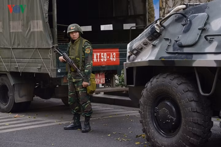 Một quân nhân đang cảnh giới.