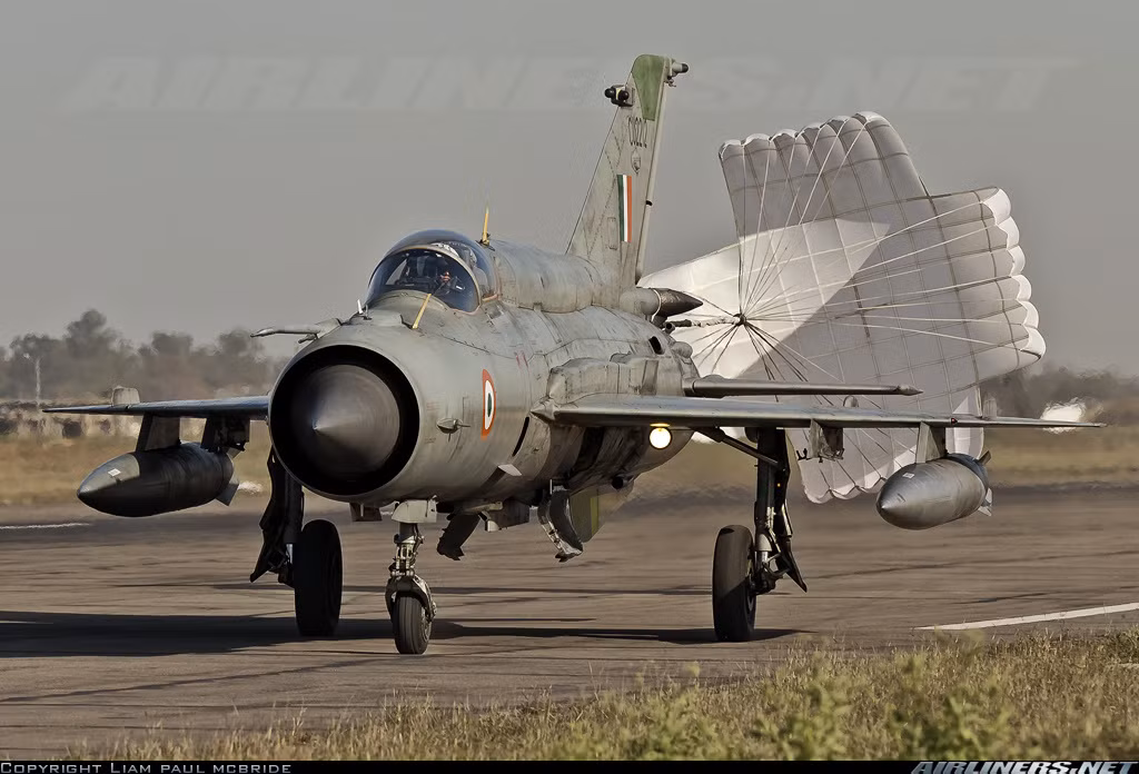 Được biết hiện tại Không quân Ấn Độ vẫn còn trong biên chế ít nhất 100 chiếc MiG-21 với nhiều biến thể khác nhau và số máy bay này sẽ hoạt động đến hết năm 2019. Đây cũng là dòng chiến đấu cơ có số lượng đông đảo nhất nhì trong biên chế Không quân Ấn Độ chỉ sau những chiếc Su-30MKI.