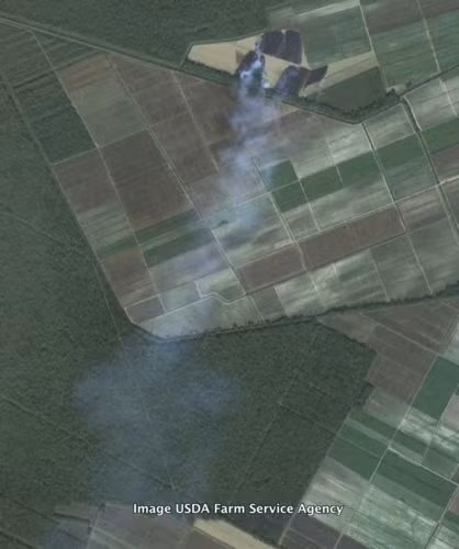 Cánh đồng mía bốc cháy ở nam Louisiana, Mỹ. Người ta thường đốt cánh đồng mía sau khi thu hoạch.