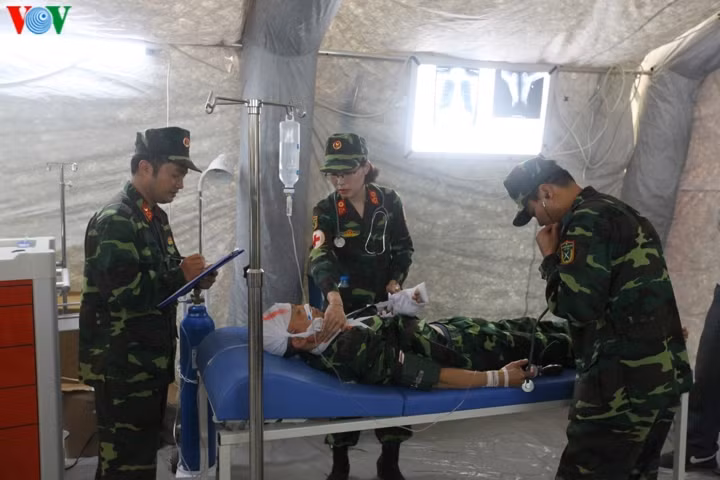 Rất nhanh chóng, đội ngũ y bác sĩ thuộc Bệnh viện dã chiến cấp 2 số 2 đã sơ cứu rồi đưa nạn nhân vào cấp cứu.