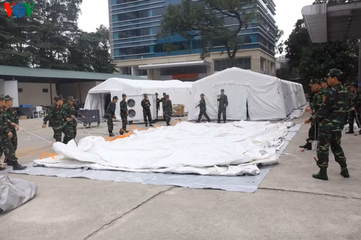 Quá trình dựng lều dã chiến của các chiến sĩ quân y.