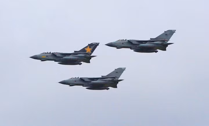 Cuối tháng 3/2019, chiến đấu cơ Tornado sẽ nghỉ hưu sau 40 năm phục vụ Không quân Hoàng gia Anh. Tornado là máy bay có thời gian phục vụ trong không lực Anh lâu nhất lịch sử. Nhiệm vụ của nó sẽ được giao phó lại cho những chiến đấu cơ thế hệ thứ 4+ Typhoon và thế hệ thứ 5 F-35 Lightning II (Ảnh Lancaster Guardian)
